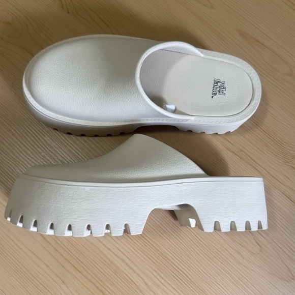 Platform Clogs - Picture 3 of 7